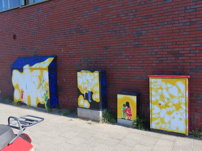 912707 Afbeelding van vier elektriciteitskastjes, in 2024 door Swaen Harmsen beschilderd met afbeeldingen van de Sint ...